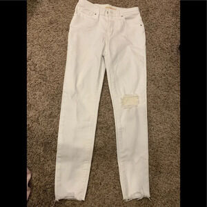 NWOT Levi’s white high rise, skinny ankle jeans, with distress- size 27